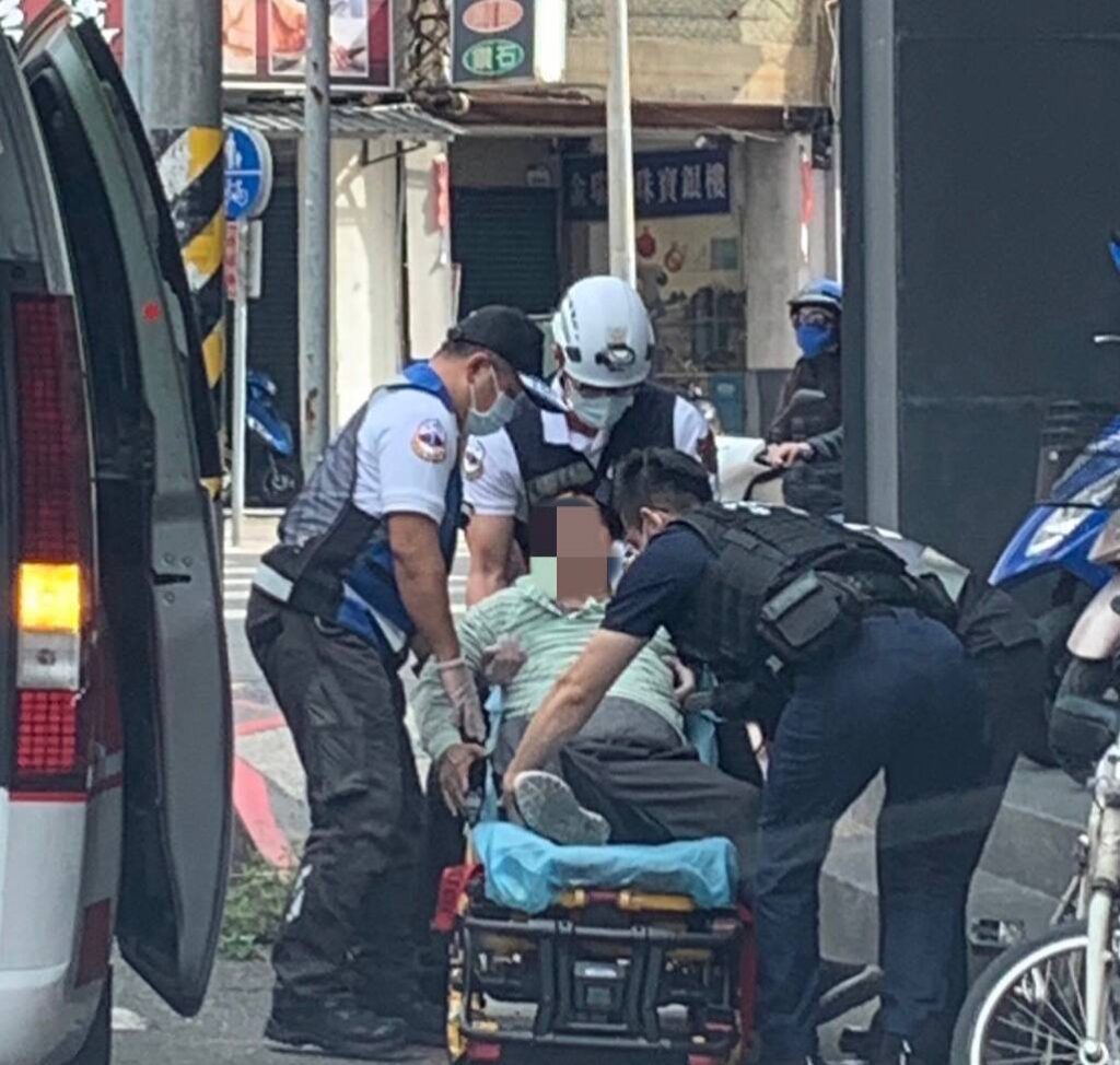 8旬翁暈眩坐路旁　新興警通報送醫深獲好評