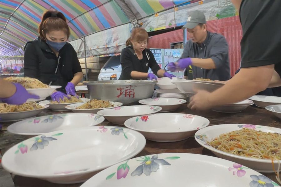 不擔心下餐溫飽！  寒士尾牙協助打包菜餚