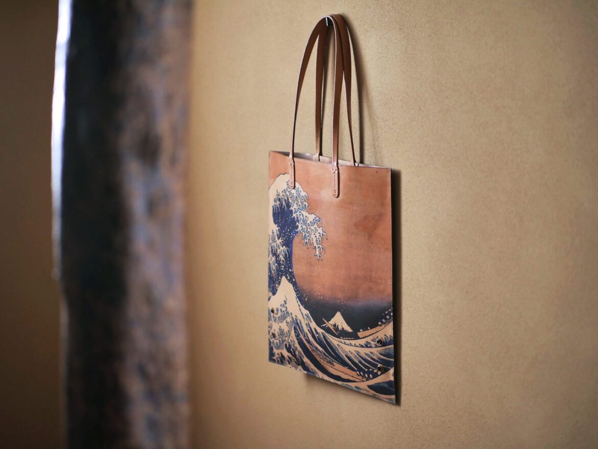 日本皮革品牌帶著葛飾北齋設計主題產品登台　在台北市限時展覽！