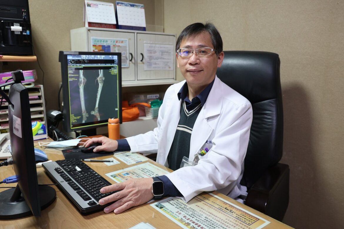 老翁車禍左腿傷口險截肢　員榮傷口、心臟外科聯手醫治能下床走路