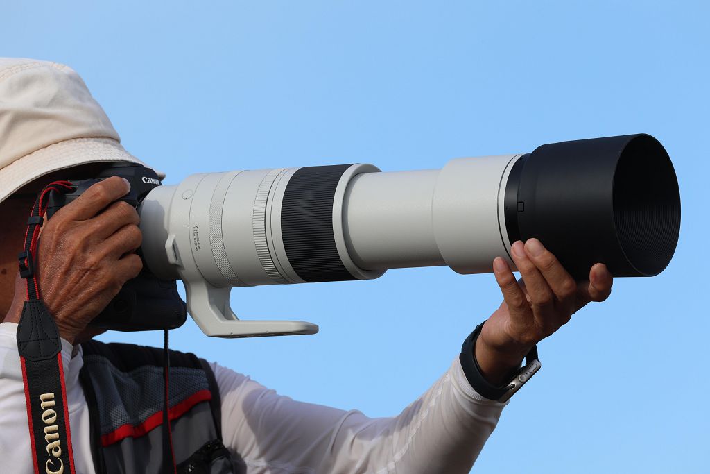 長焦端達 800mm 的輕量型大砲　Canon 發表新款超望遠變焦鏡頭