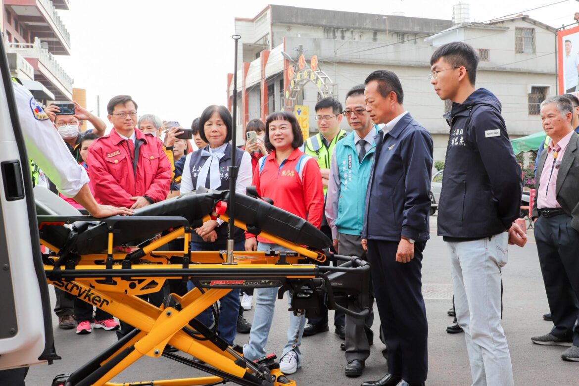 溪北六興宮與久億藥局合捐救護車  新港消防隊添救生利器