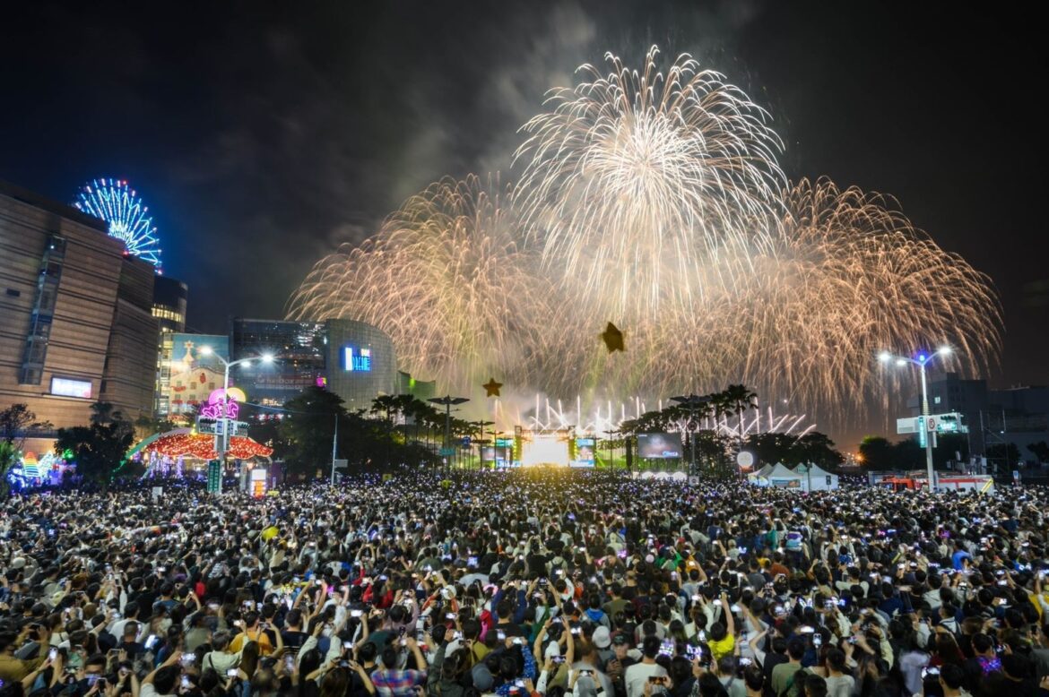 高雄跨年19組演唱卡司居全臺之冠  240秒燦爛煙火搭天團神曲迎接新年
