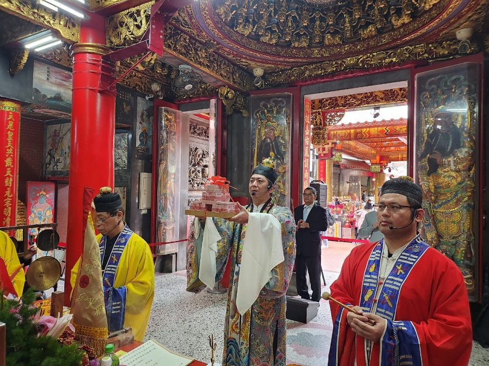 萬人捐贈聯名燉飯引發熱烈迴響  芳名錄上呈媽祖婆道長群唸到嘴痠