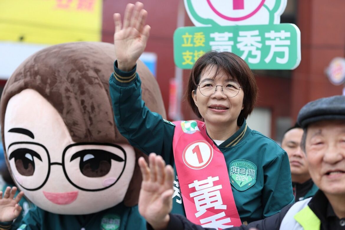 民進黨「美德站出來」全國串聯路口拜票　黃秀芳路口鞠躬催票