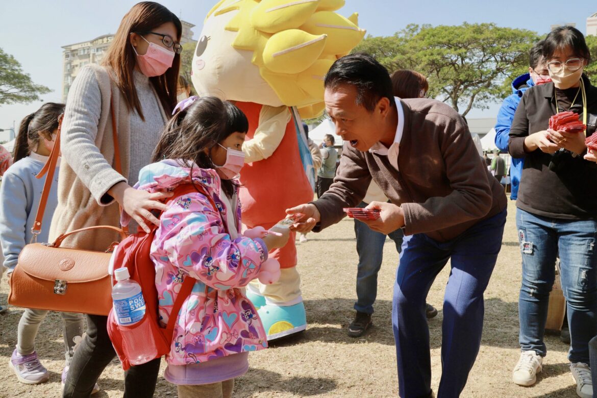 2024嘉有好市集年貨大街搶先感受年味  民眾開心領龍年紅包