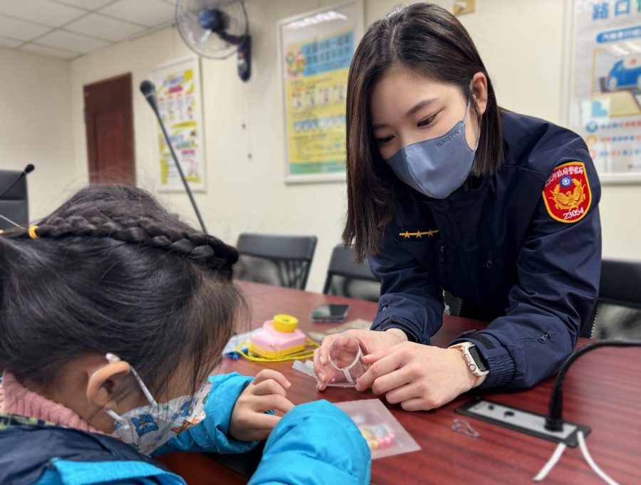 北市警局舉辦「安全好棒棒」冬令營 教兒童防詐及網路安全