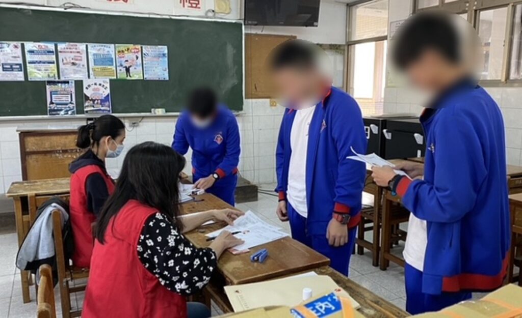 三民戶政所到校服務國三學生初領證　開跑囉！