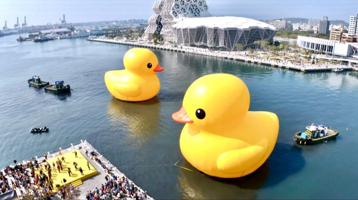 「2024 Kaohsiung Wonderland 冬日遊樂園」開幕，陳其邁與霍夫曼領航雙鴨進港