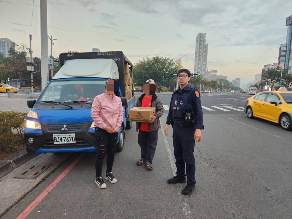 巡邏車前飛落一箱水果　警撿起箱子追貨車後順利歸還