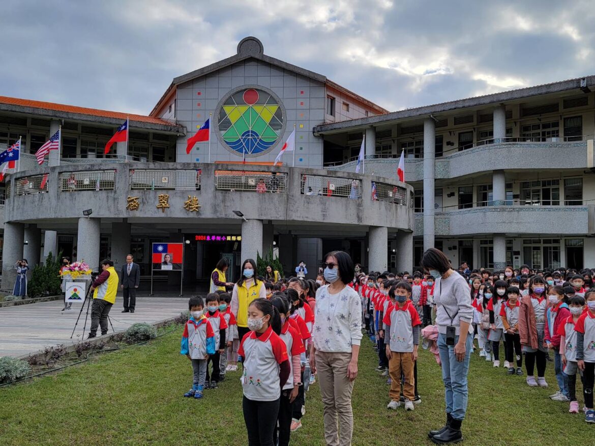 東華附小國際升旗典禮  美好校園飄揚13國國旗