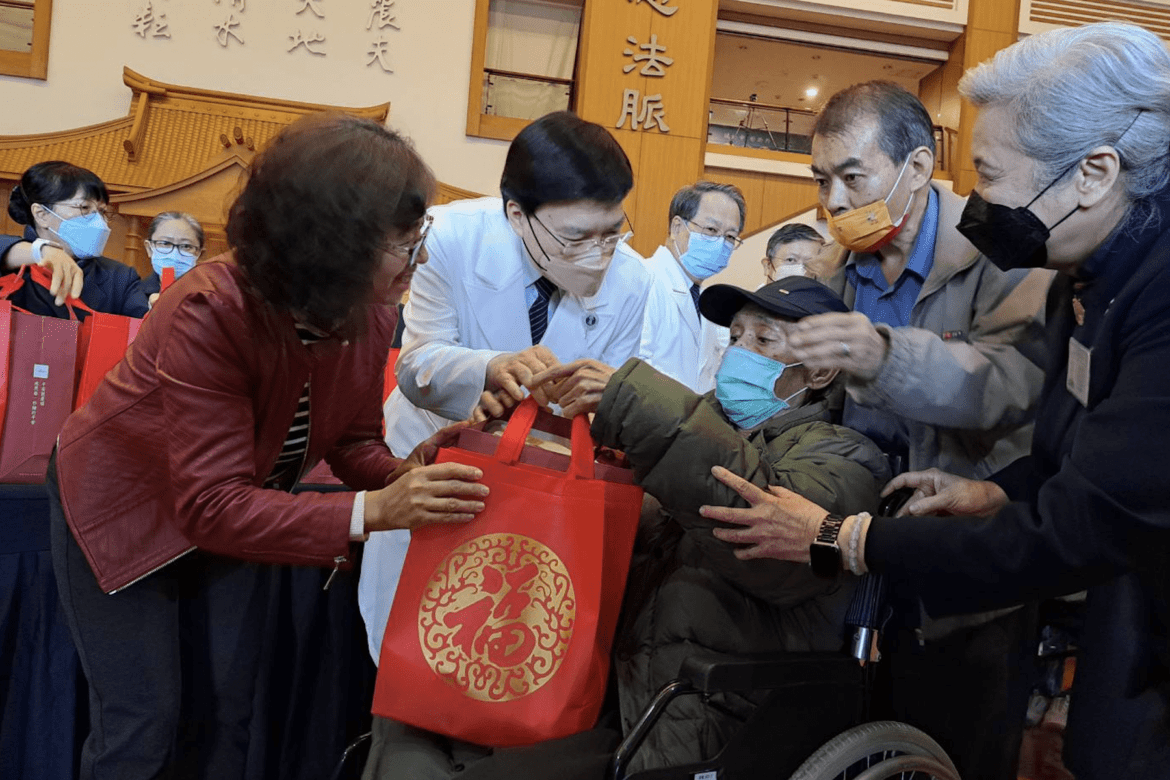 慈濟冬日送愛     724弱勢家戶喜迎暖心義診與關懷物資