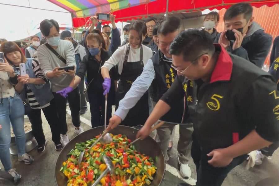 內天后宮慈善義煮　高虹安化身「總舖師」