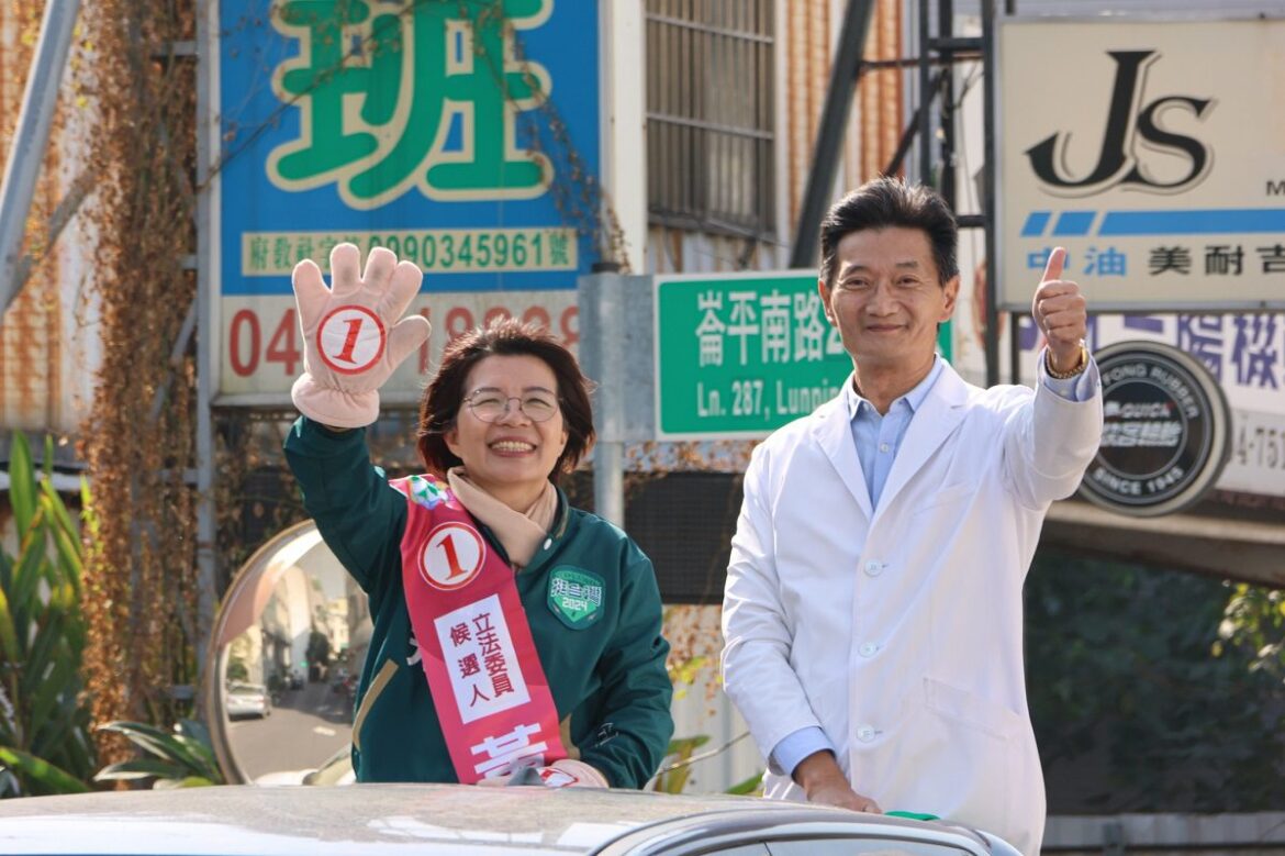 選戰最後一天白袍醫力挺黃秀芳　全天候陪車隊掃街