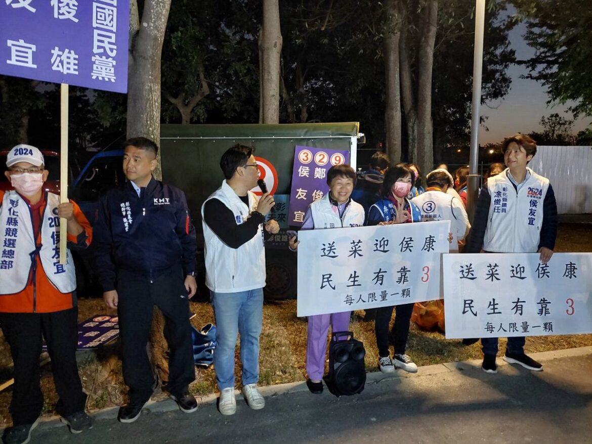影音／政府只見選票笑不見農友哭　鄭俊雄與劉淑芳夜市送菜「迎侯康民生有靠山」