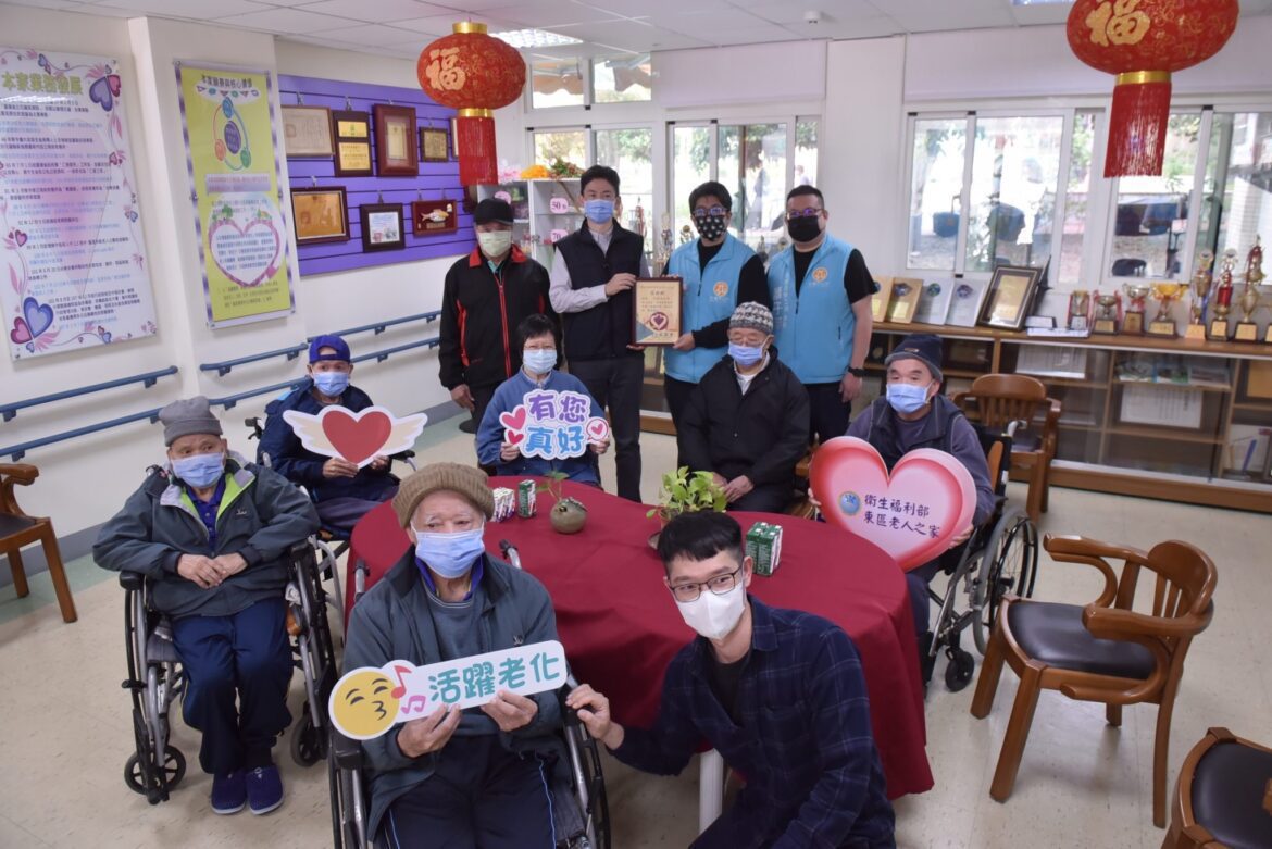歲末送愛至東區老人之家 魏嘉彥致贈長者春節禮金