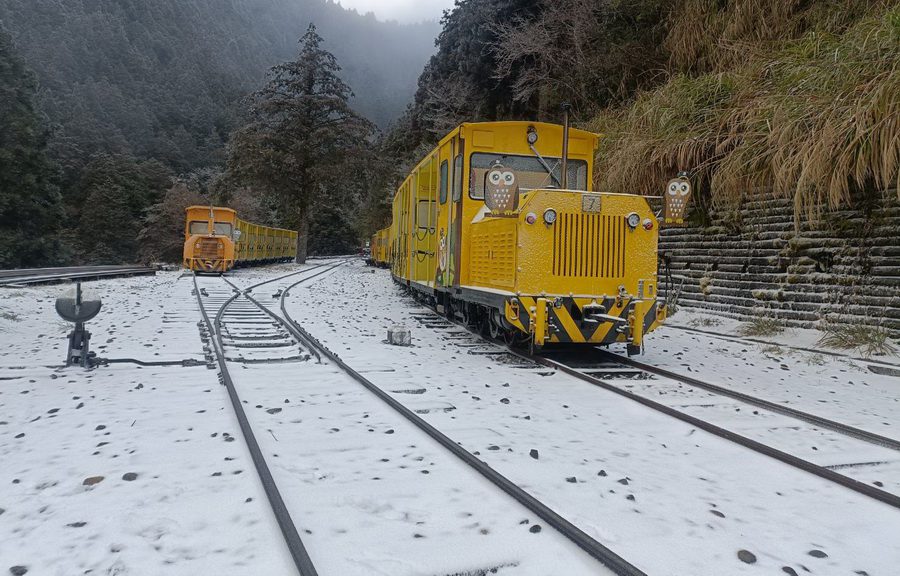 影音∕超級强烈寒流來襲　太平山降瑞雪　入園車潮湧現　遊客樂翻天