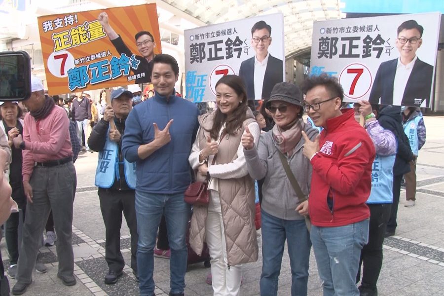 蔣萬安力挺鄭正鈐  街頭拜票民眾踴躍合影