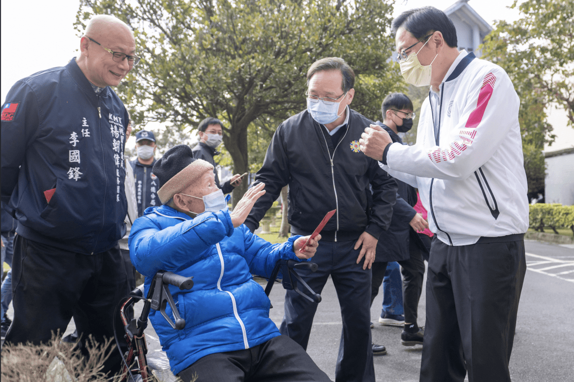 榮民長者過好年!張善政視察八德榮譽國民之家     嘉許照護人員付出