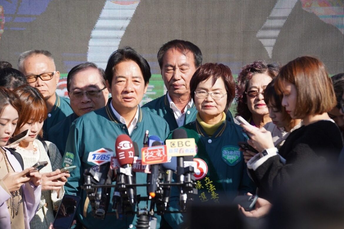影音／賴清德與陳素月車掃拜票　熱情鄉親路旁揮舞旗幟熱烈歡迎大喊「凍蒜」