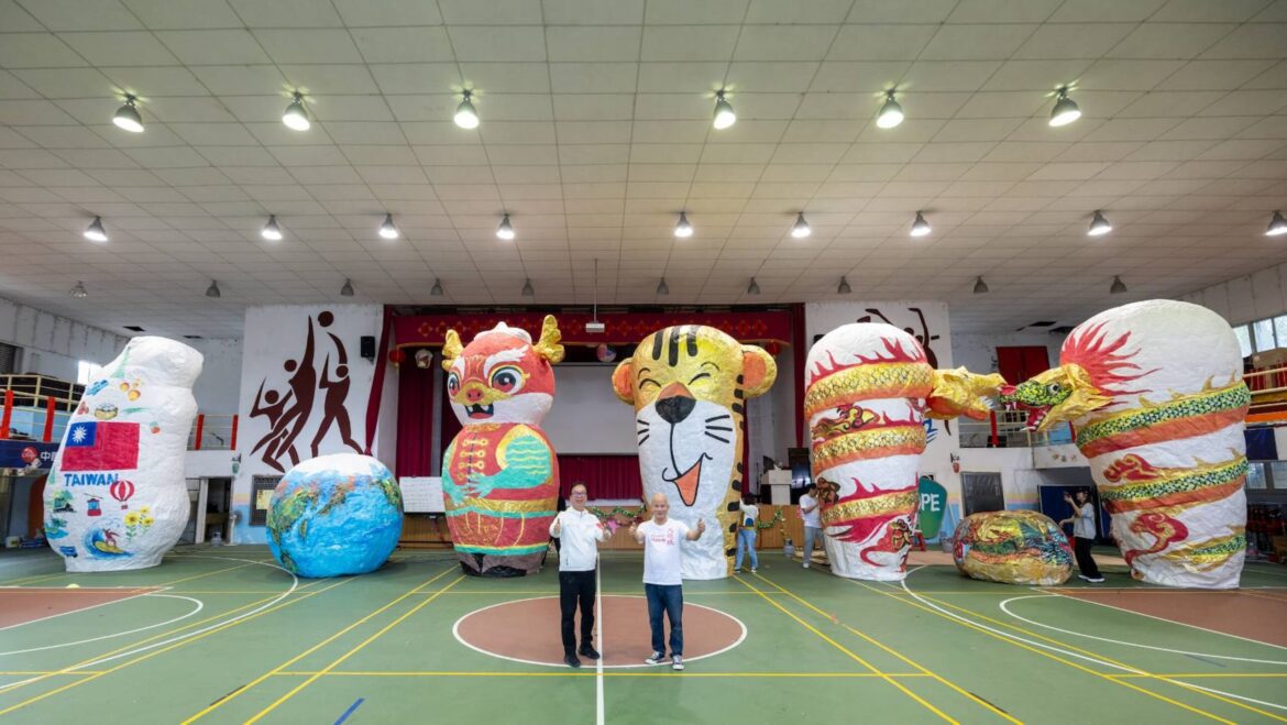 平溪天燈節熱鬧登場     天燈寓意「臺灣、世界、龍、虎」