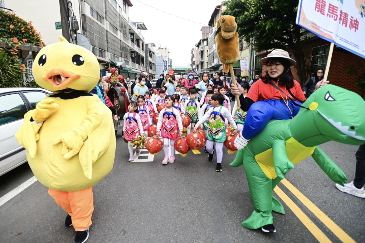桃園龍潭踩街迎古董接財神     30組隊伍熱情參與