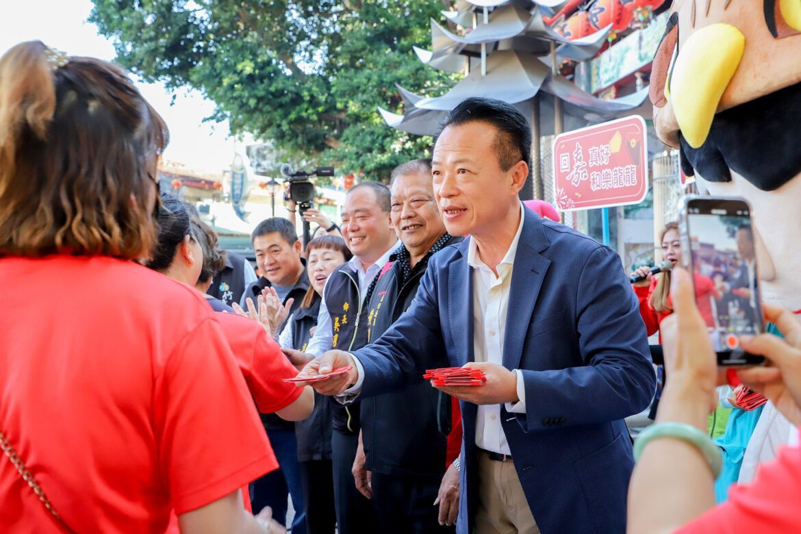 春節前至偏遠山區送暖　翁章梁送龍年小紅包到部落