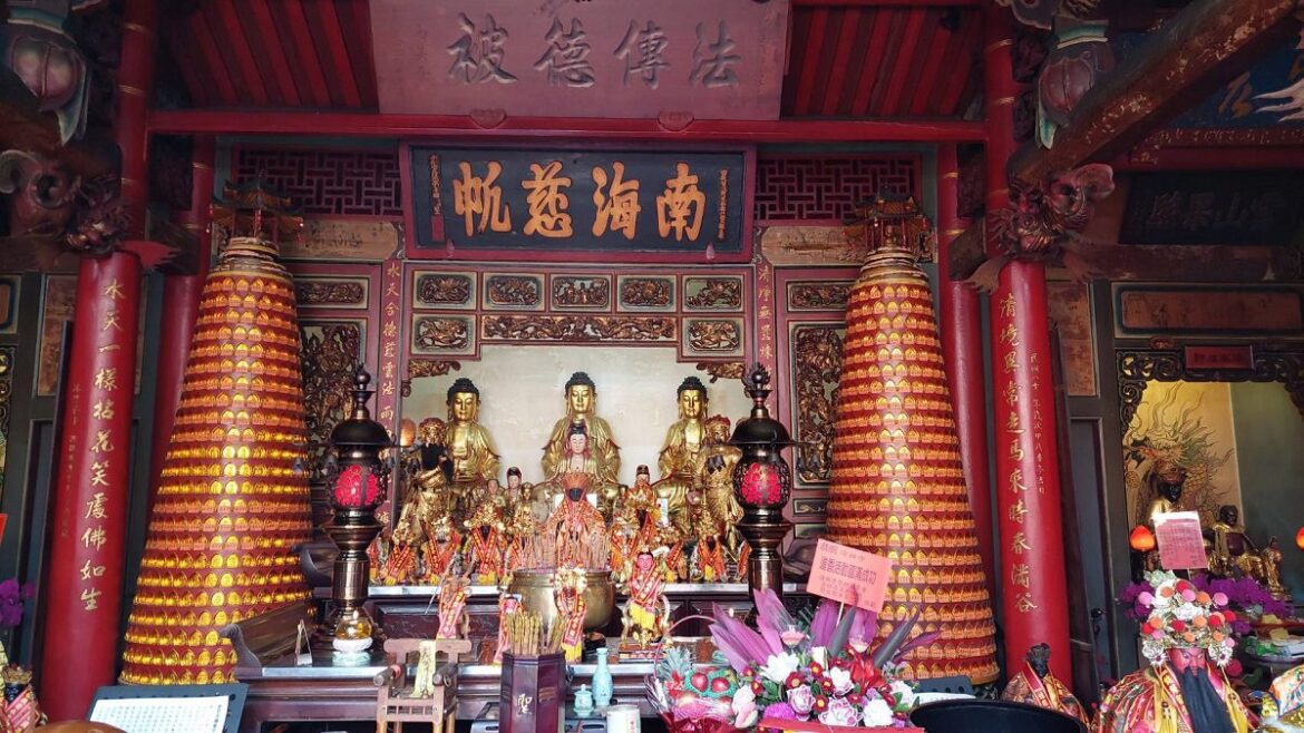 影音／遵循古禮抽清水岩寺出國運、工商和農牧籤詩　分別為中下籤及上籤