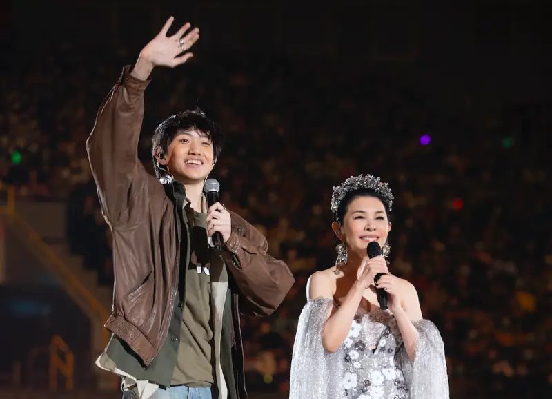 張清芳《TimeLESS》移師高雄站 「17歲帥兒」返台現身演唱會  跪地淚崩問確定「不是AI嗎」 ？