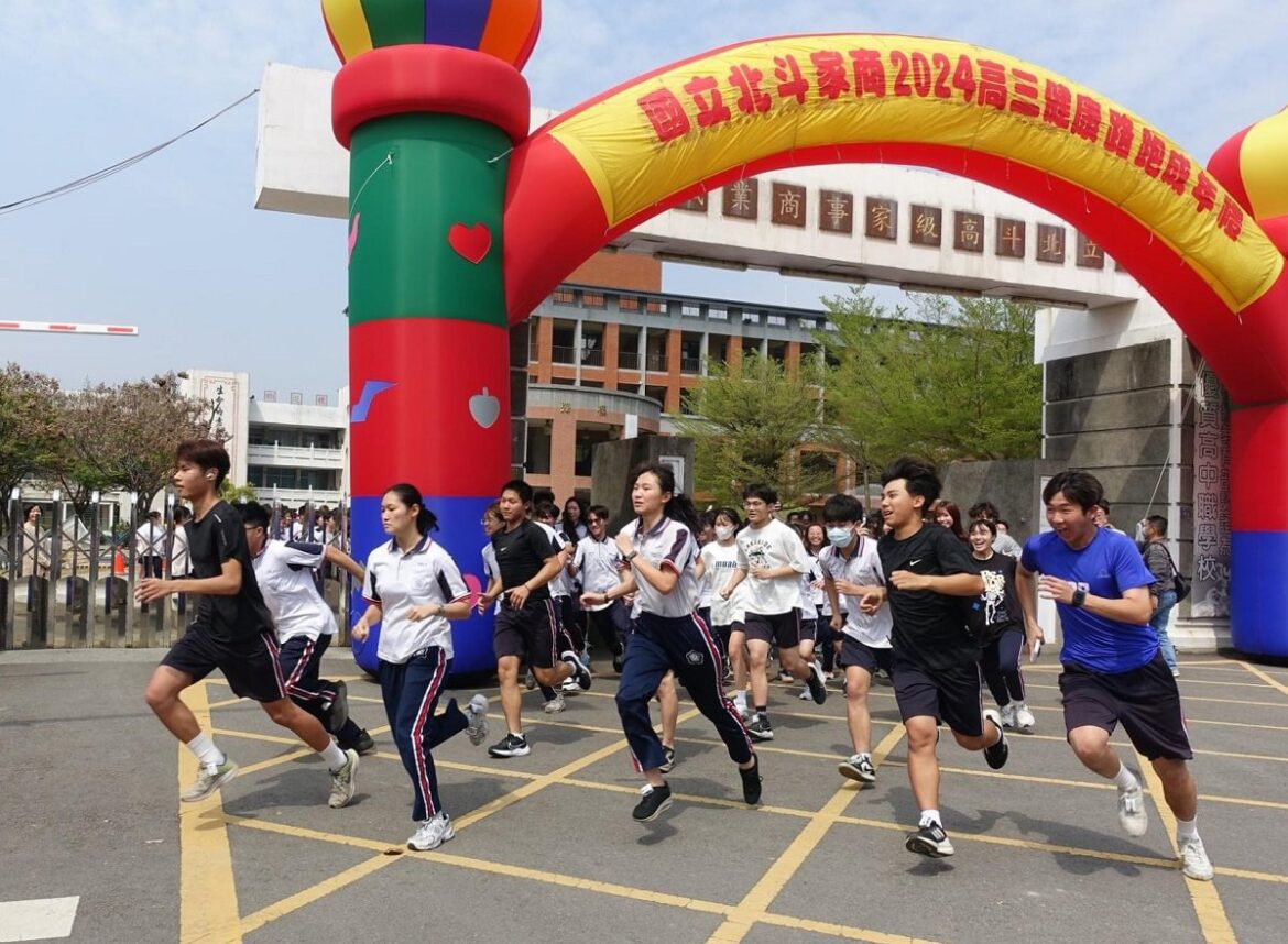 影音／北斗家商高三健康路跑成年禮　學習不同的經驗勇敢逐夢