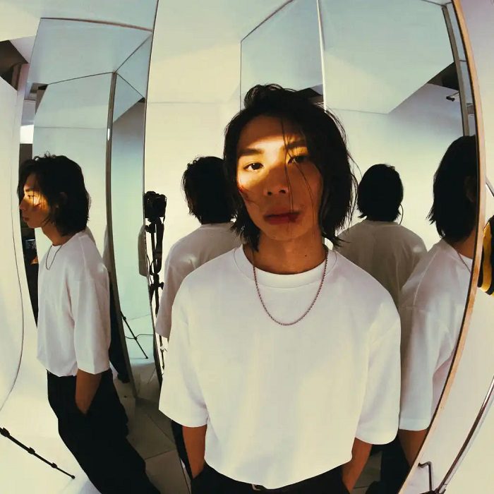 從悲觀到自信、擺爛到激進、輕鬆到憤概 Jesse 用他的日常唱出每個人心中的《Facet》