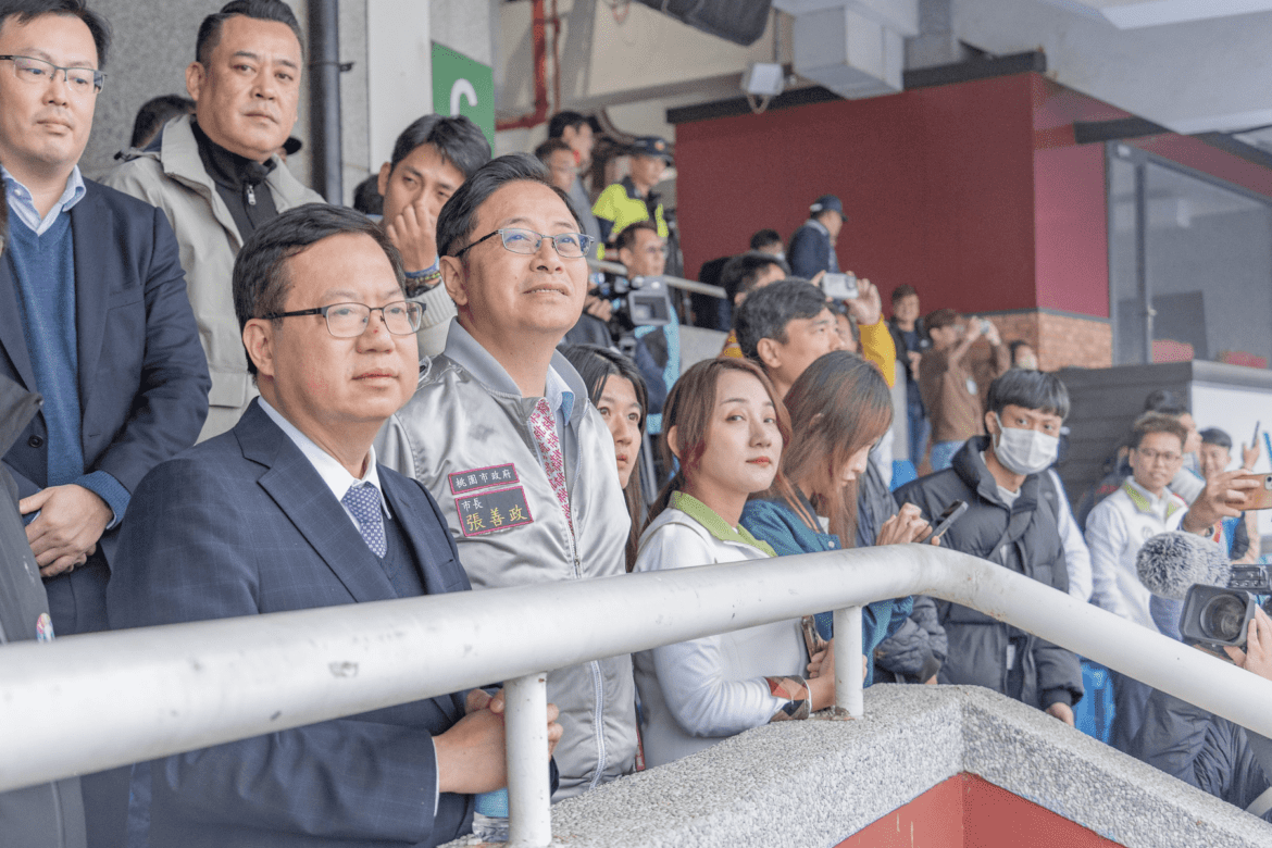張善政率隊視察樂天桃園棒球場     優化改善工程順利進行中