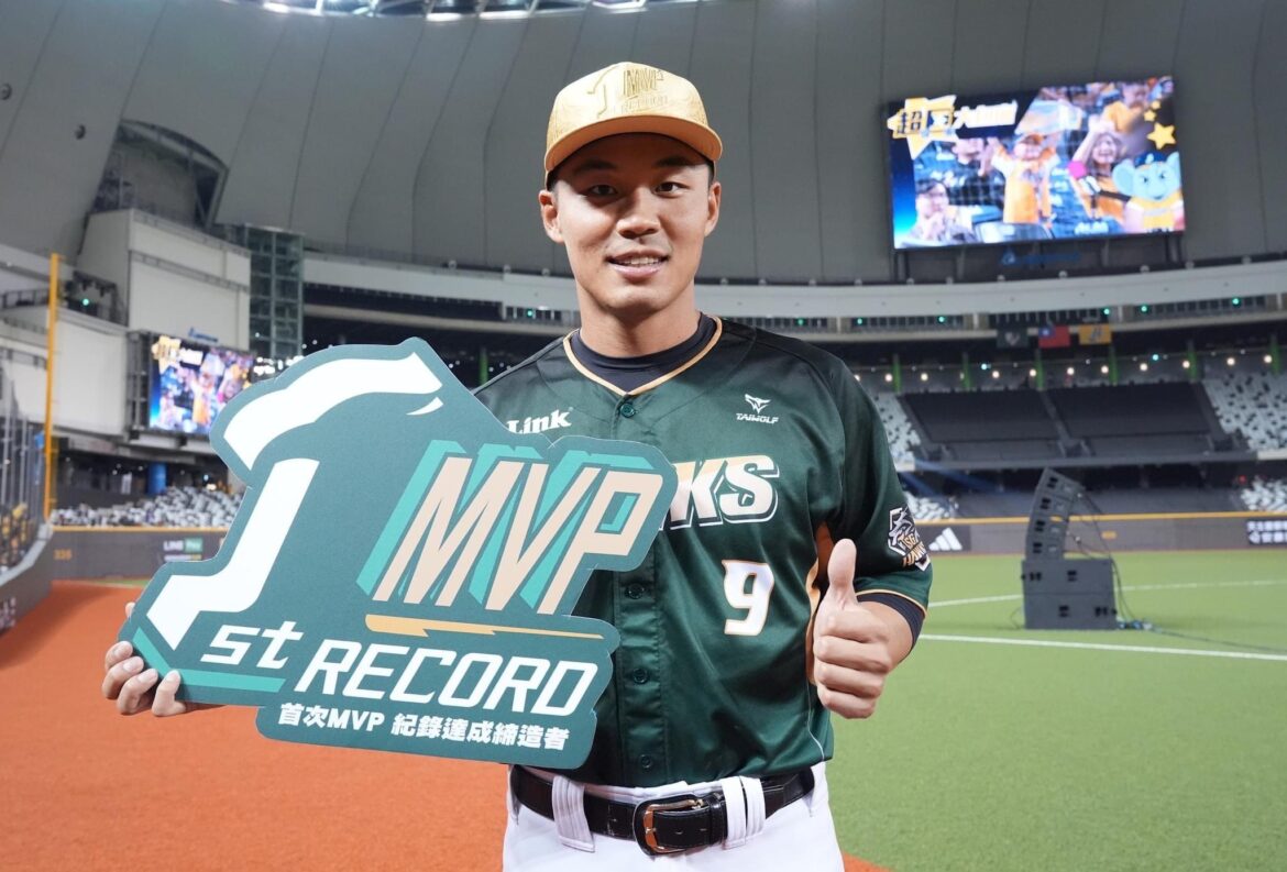 影/《CPBL》「柏融大王」敲致勝打點 台鋼雄鷹奪歷史首勝