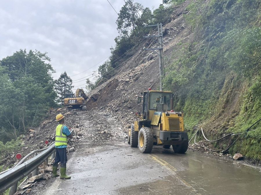 連續地震+大雨　宜蘭台7甲線米摩登路段嚴重坍方