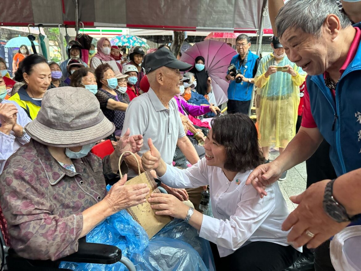 「端午飄香送溫情」嘉年華　黃敏惠為長者送上暖心粽