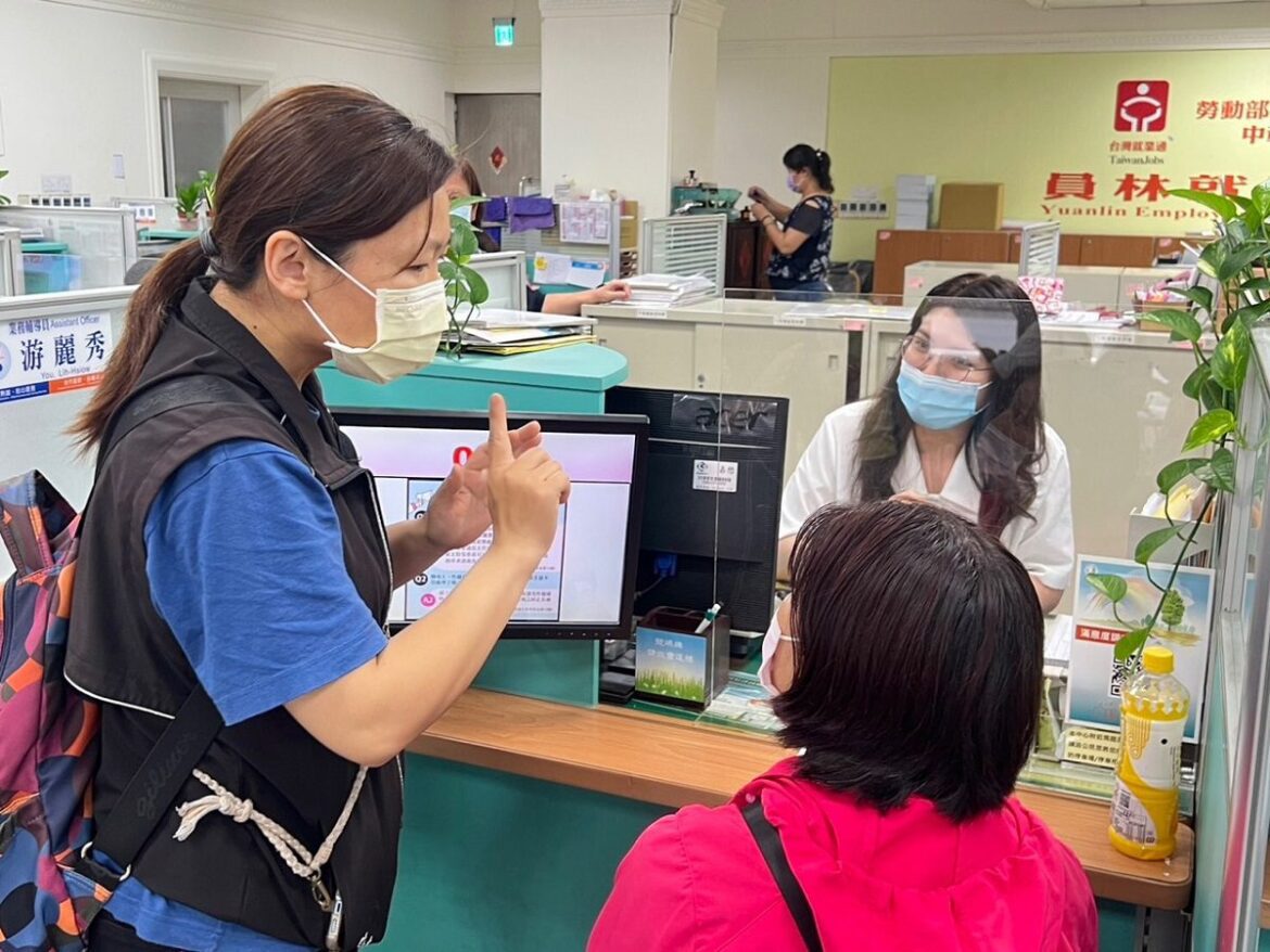 員林就服運用「職場學習再適應計畫」　助重度聽障婦女重返職場