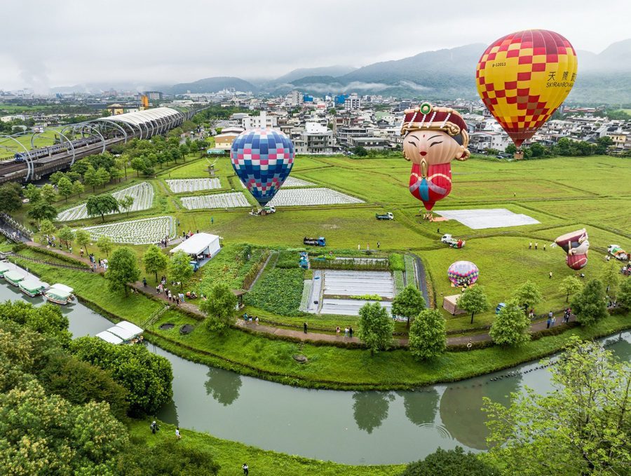 大球小球齊發升空　2024冬山熱氣球嘉年華登場　「媽祖」造型球首現宜蘭