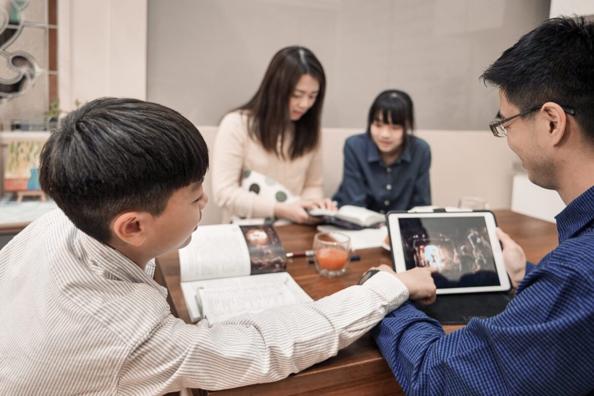 耶和華見證人分享育兒之道　幫助父母與孩子攜手度過人生成長階段