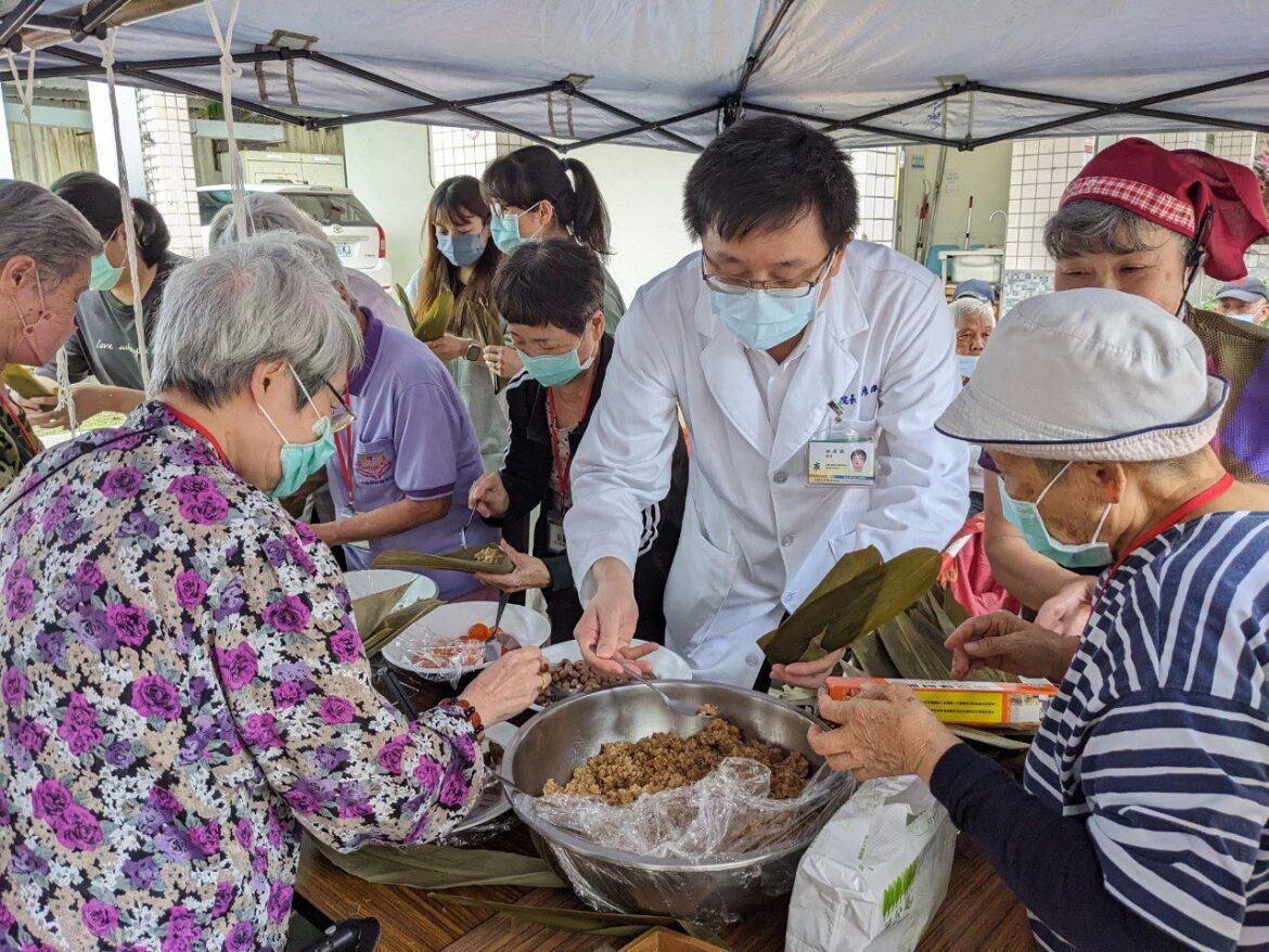 粽香情暖長者心 花蓮醫院包粽活動溫馨上演