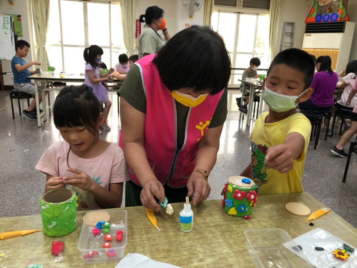 溫媽媽帶領家扶兒發揮創意玩黏土　用無限的愛形塑暑假的快樂