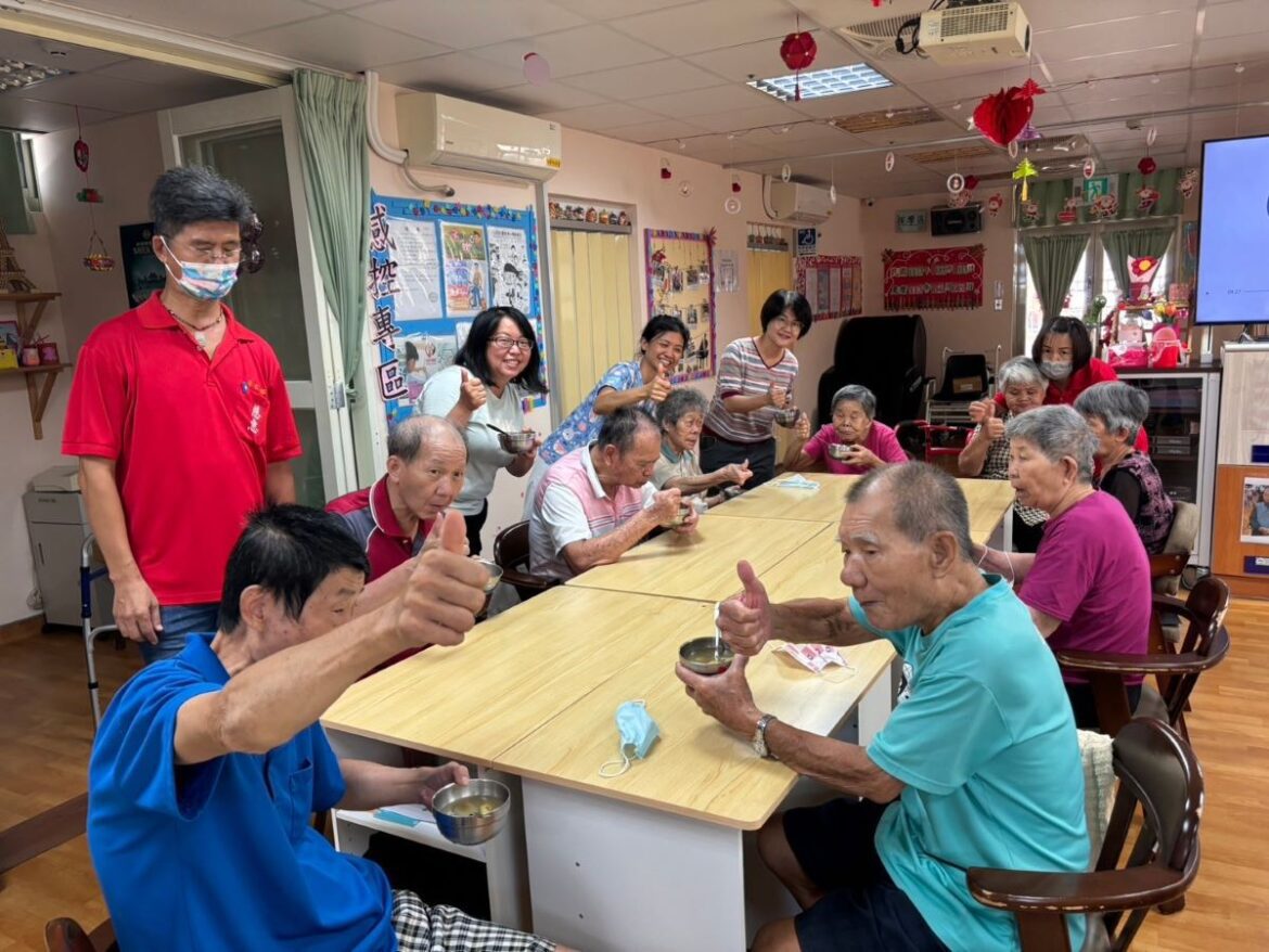 節氣已步小暑盛夏　榮家照服長輩品嚐地瓜綠豆湯解熱