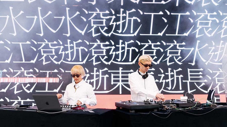 世界 DJ 大賽台灣冠軍 DJ QuestionMark 前進巴黎文化奧運  以國語作業簿形式呈現「巴黎你好」秀出台灣招牌街景
