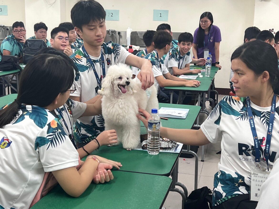 馬國高中生遊學團參訪元培醫事科大　體驗寵物保健與新生兒照顧