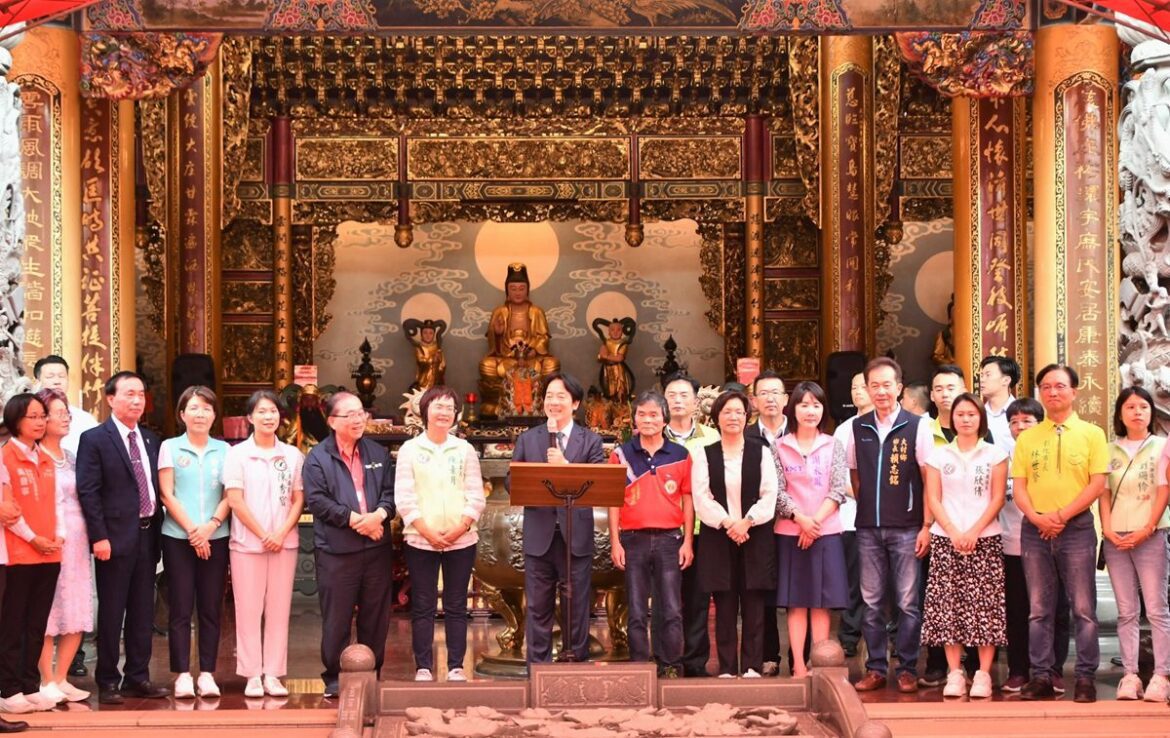 總統賴清德至彰化大庄慈雲寺　參香祈福贈匾