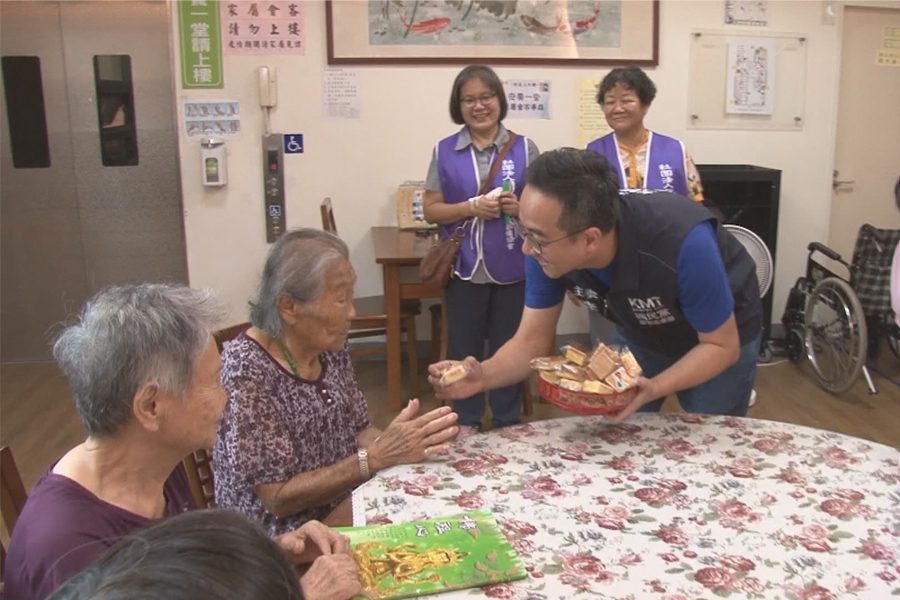 喜迎中秋  社區婦女關懷協會分送鳳梨酥