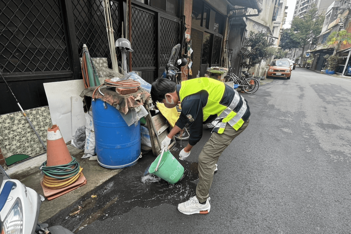 颱風過後疫情嚴峻     桃園環保局總動員清除積水容器     共同防堵登革熱