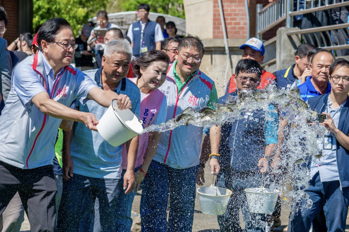 石門水庫魚苗放流     桃園市長張善政：教育與生態保育雙重意義