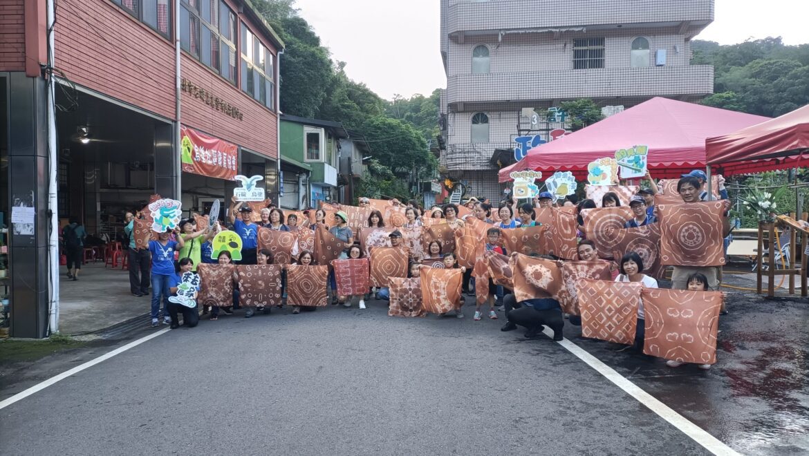 影音/悠遊步道嚐美食  烏塗社區百人植物染活動令人驚艷