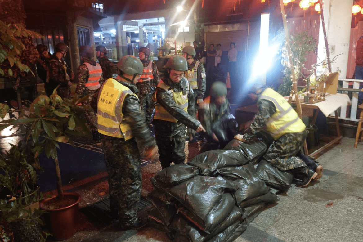 颱風警戒升級     國軍進駐瑞芳災區     防災沙包快速布署