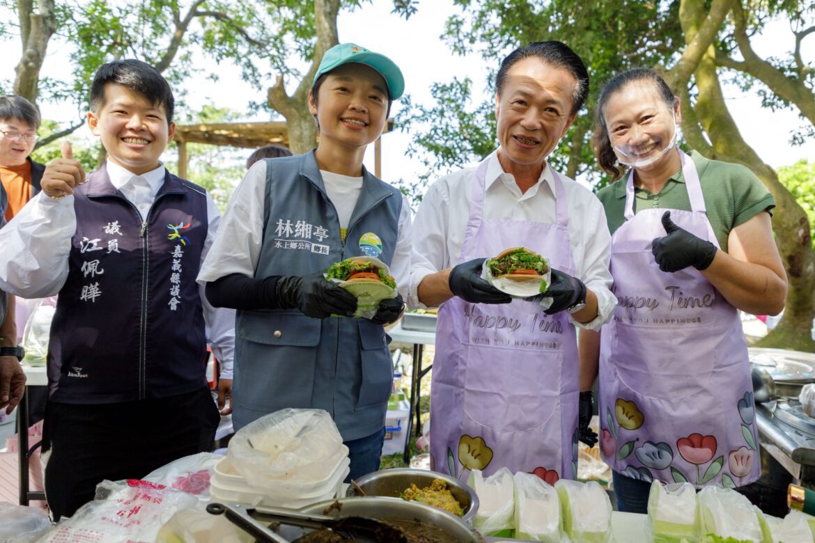 嘉義縣水上仙草柔軟節連2日展開 翁章梁體驗手作刈包